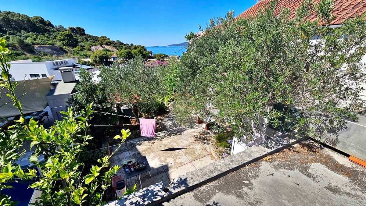 Samostojna hiša v Okrugu Donjem/Čiovo na izjemni lokaciji, drugi vrsti od morja